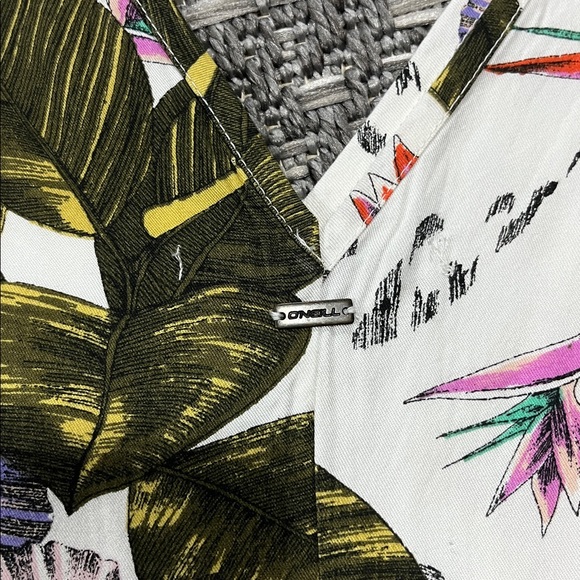 O’Neil | Floral V-Neck Tank - Picture 5 of 8